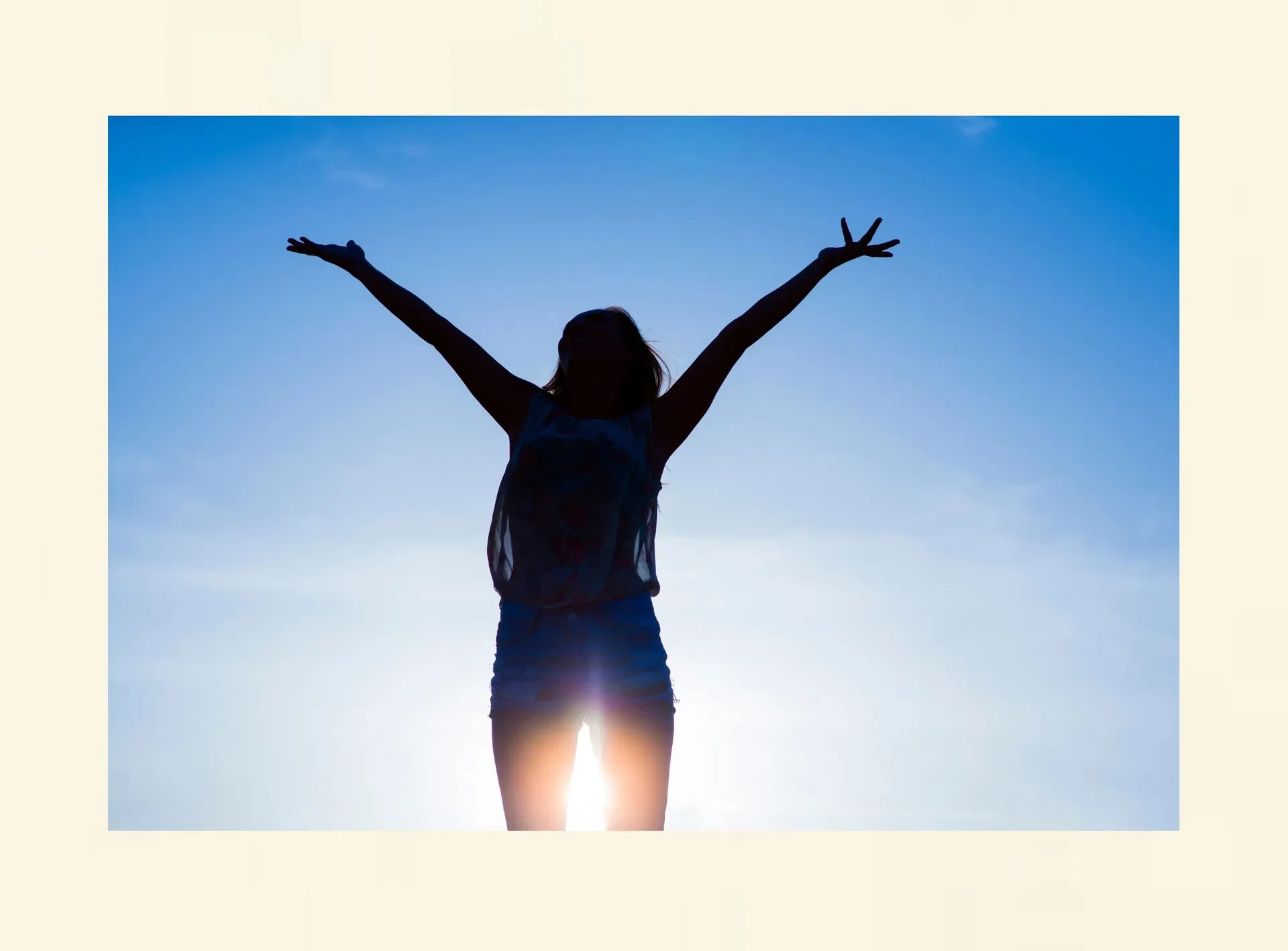 Frau hebt die Arme in den Himmel als Symbol für Freiheit nach Traumatherapie mit Hypnose in Frauenfeld