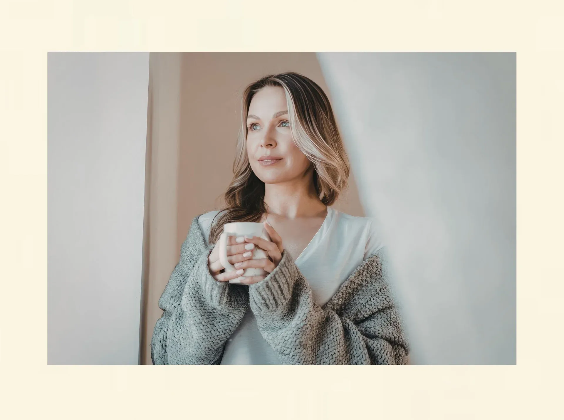 Frau mit Tee in ruhigem Moment – passend zum Thema innere Unruhe, Hochsensibilität und fehlende Entspannung