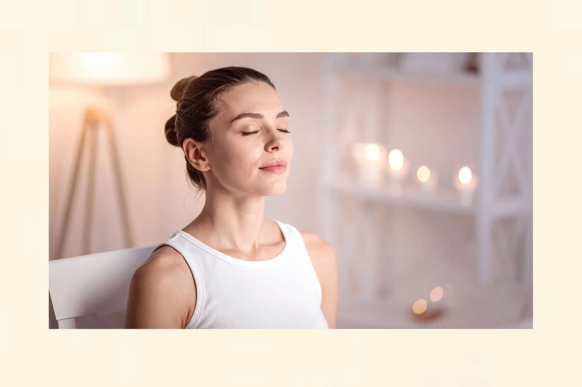 Frau in entspannter Selbsthypnose – Symbol für Sicherheit und Regulation des Nervensystems