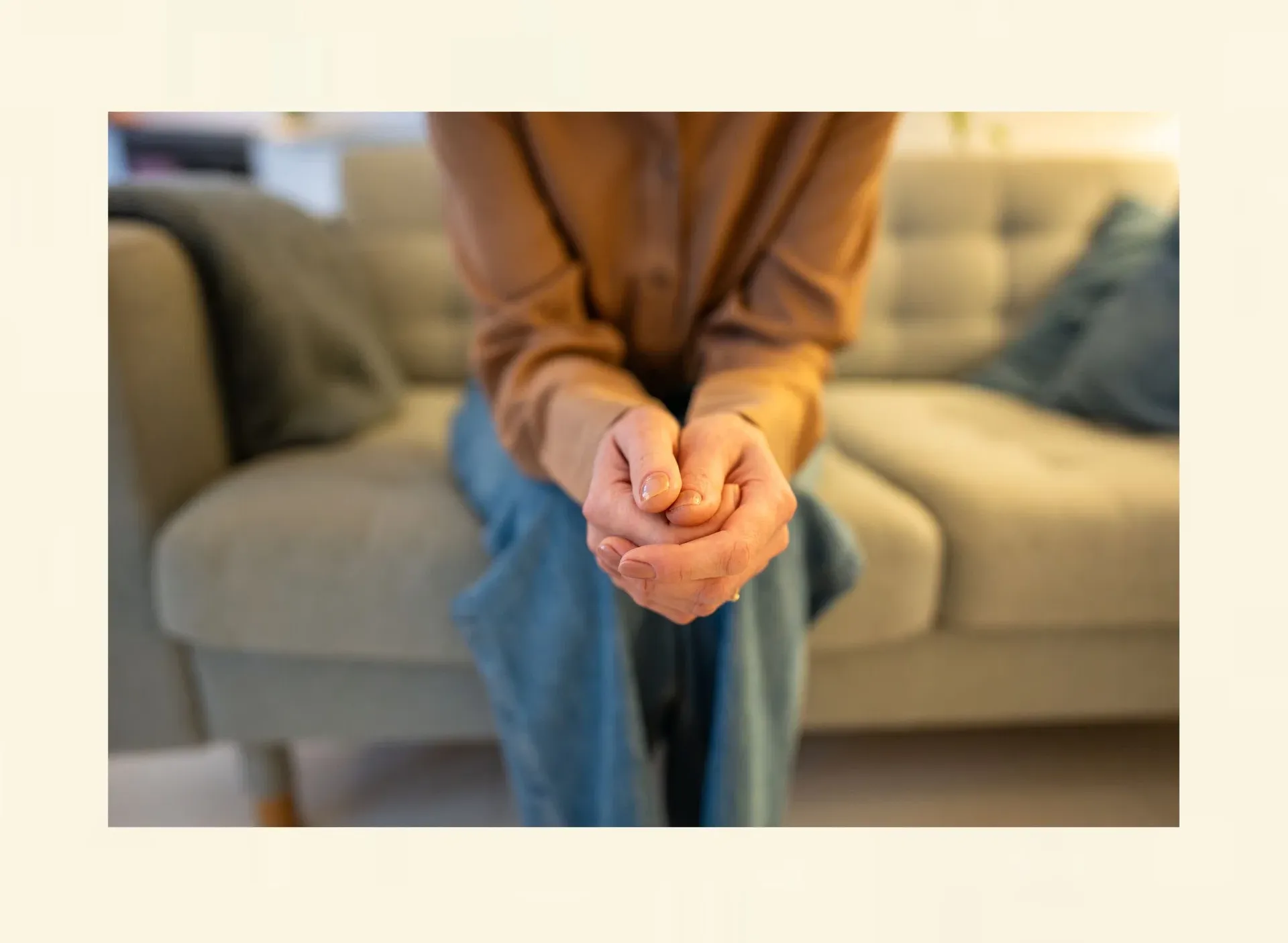 Person in schützender Körperhaltung als Symbol für die Stressreaktion des Nervensystems