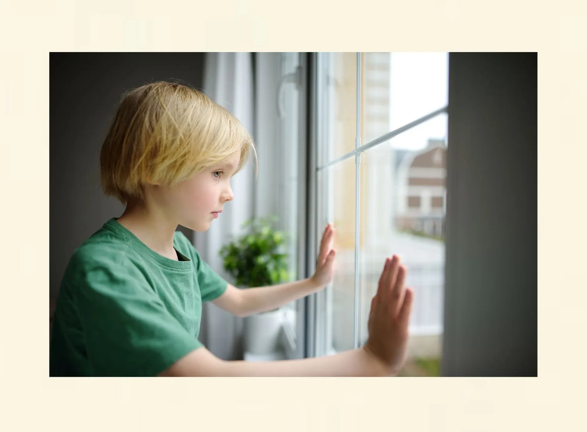 Nachdenklicher Junge am Fenster – Symbolbild für emotionales Trauma und innere Verarbeitung
