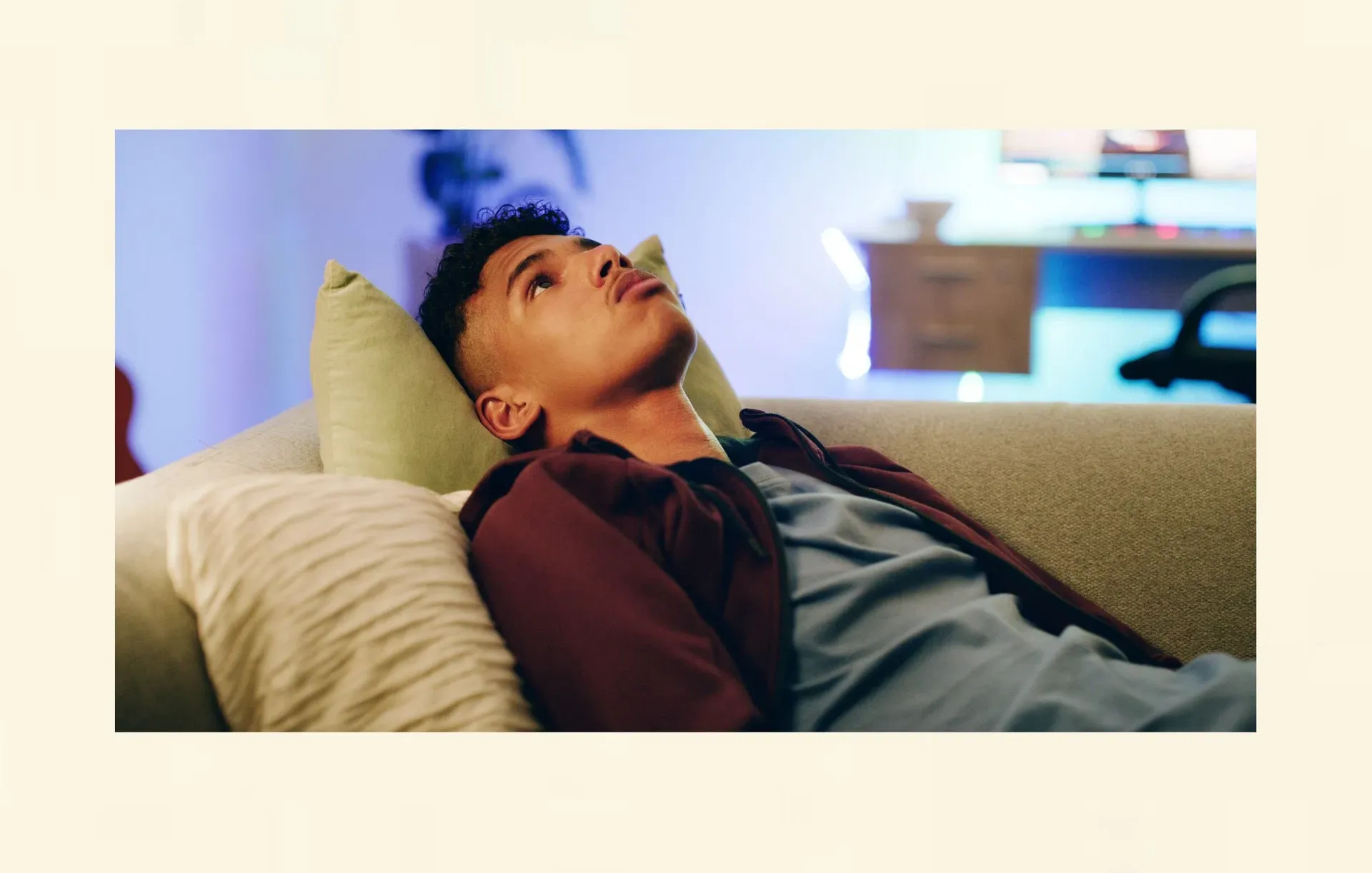 Nachdenklicher junger Mann blickt an die Wand – Symbol für emotionales Trauma und unverarbeitete Erfahrungen