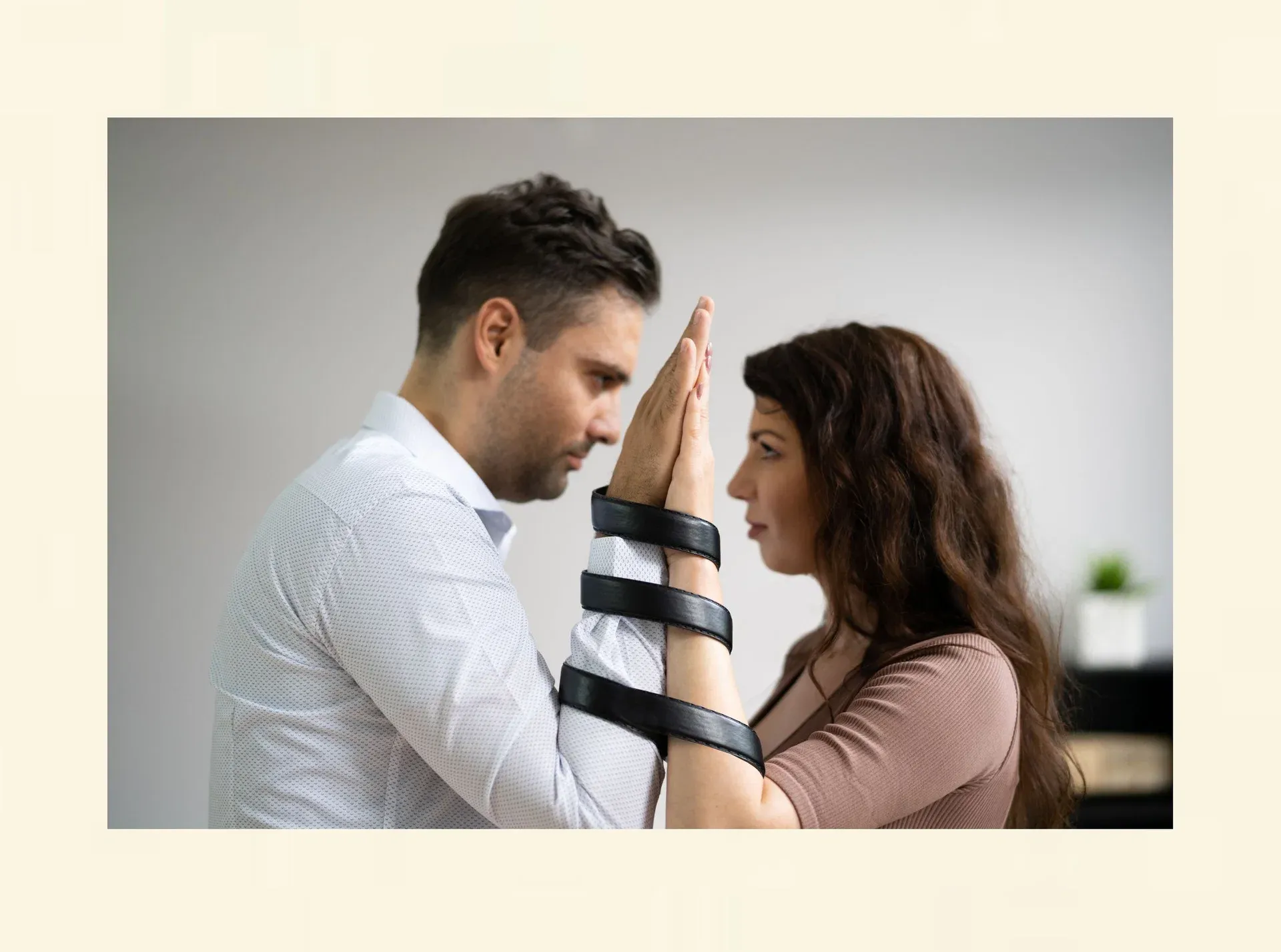 Paar ist miteinander verbunden und stösst sich gleichzeitig ab als Symbol für herausfordernd erlebte Nähe in Beziehungen