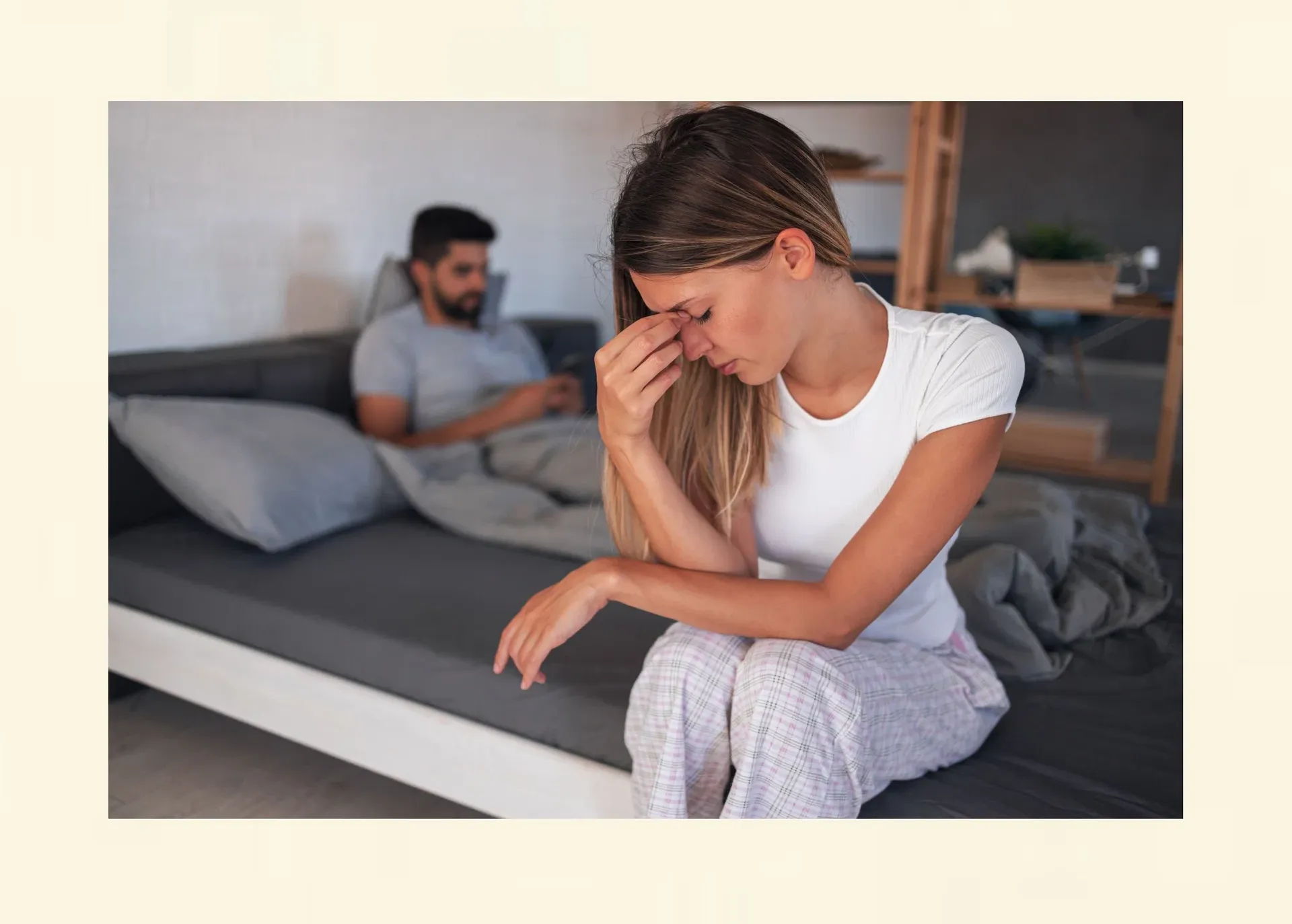 Frau zieht sich emotional vom Partner zurück als Symbol für belastende Beziehungsdynamik bei Verlustangst