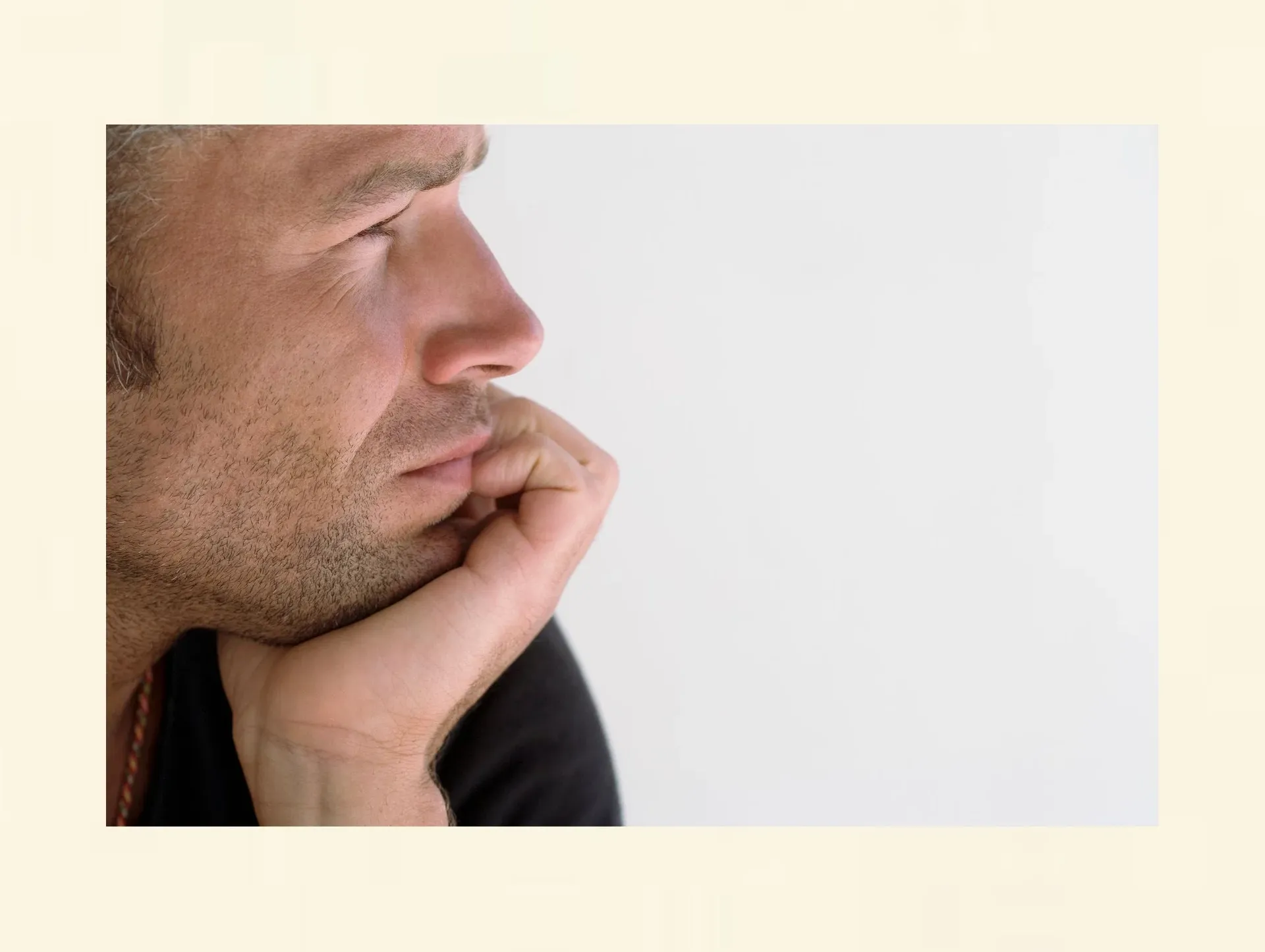 Nachdenklicher Mann als Symbol für den inneren Zustand bei Verlustangst