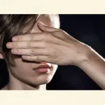 Person hält aus Angst die Hände vor die Augen – Unsicherheit vor dem Rauchstopp