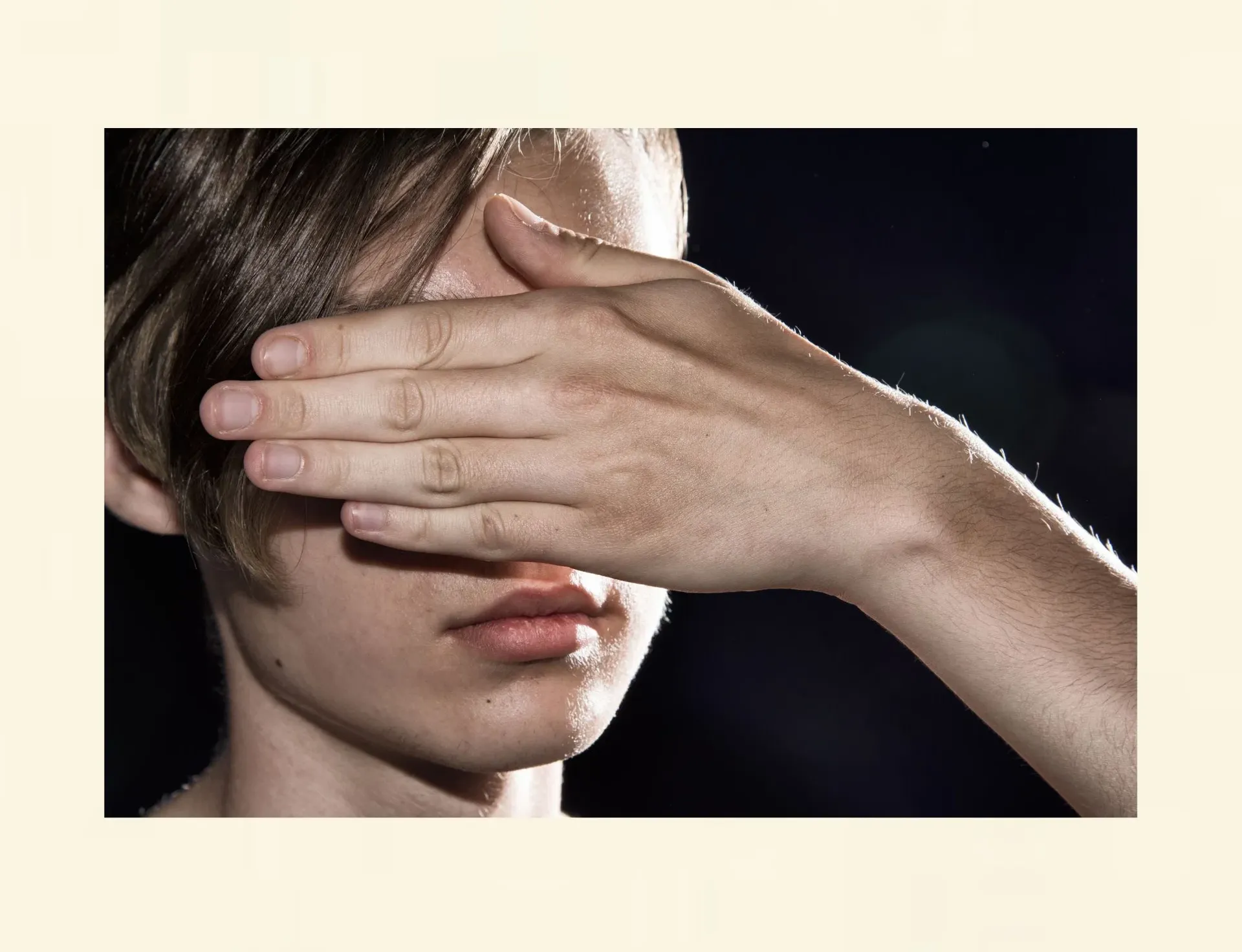 Person hält aus Angst die Hände vor die Augen – Unsicherheit vor dem Rauchstopp