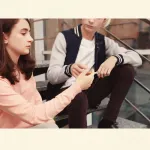Jugendliche rauchen gemeinsam – viele Raucher beginnen bereits im Jugendalter mit dem Rauchen.
